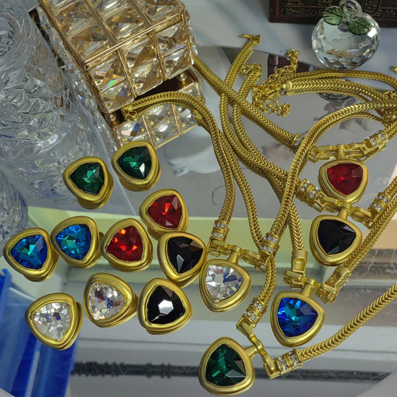 Conjunto De Collar Y Pendientes De Triángulo De Metal Y Diamantes