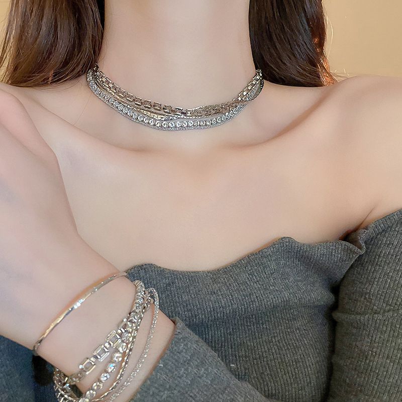 Collar Multicapa Con Hueso De Serpiente Y Diamantes De Metal